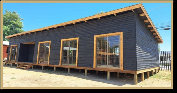 Casa con revestimiento de madera negro sobre pilotes
